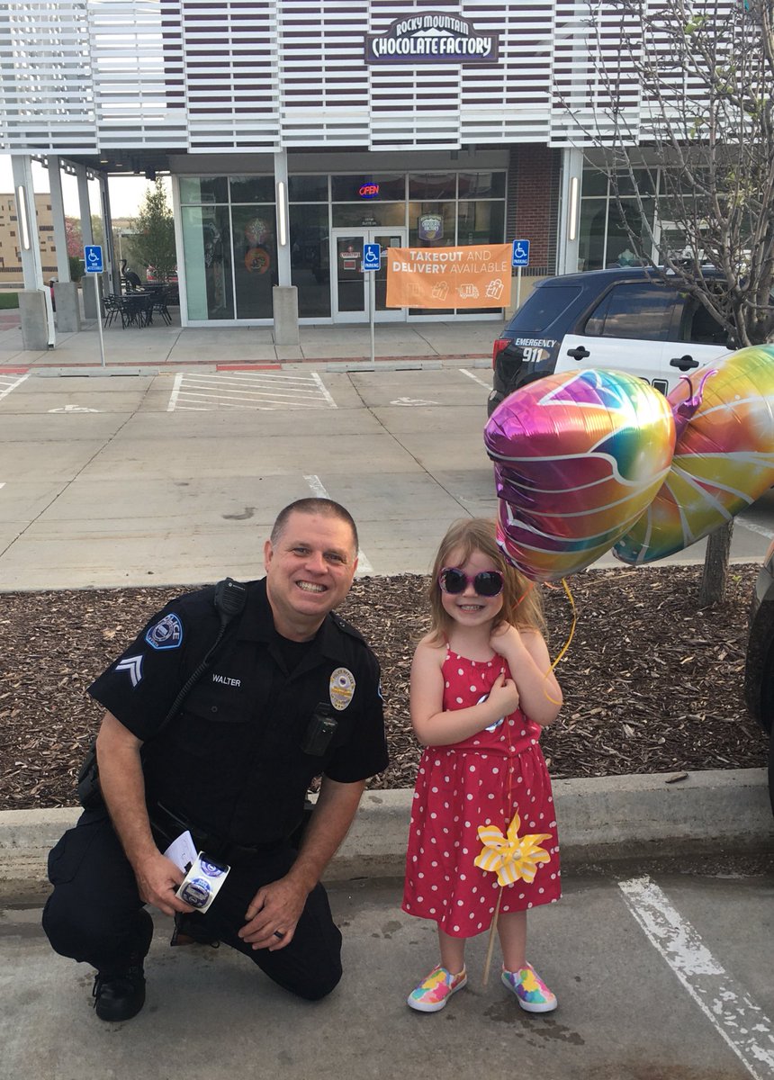 Happy birthday to Loryn who is 4 years old today. She celebrated with her family at Cold Stone Creamery in La Vista. 🍦<a href="/lavistapolice/">La Vista Police</a> @SgtCzarnick <a href="/CityofLaVista/">@cityoflavista</a>