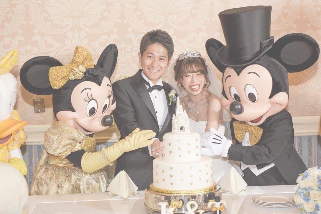 hanapla's tweet photo. ㅤ
大好きなミッキーミニーと♡
ㅤ
ケーキ入刀〜！！
ㅤ
ㅤ
#結婚式 #ディズニー #花嫁 
#ウェディング #夢の国 
#前撮り #海外挙式 #プレ花嫁
#wedding #Disney  
#キリトリセカイ
#写真好きな人と繫がりたい 
#写真で伝える私の世界
#カメラ好きな人と繋がりたい 
#ファインダー越しの私の世界
ㅤ https://t.co/TaQ1EeRlbR