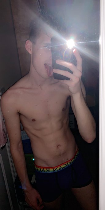 Am I the only one that when someone cute snaps you.... you can&rsquo;t help but smile like an idiot 😂😂 https://t