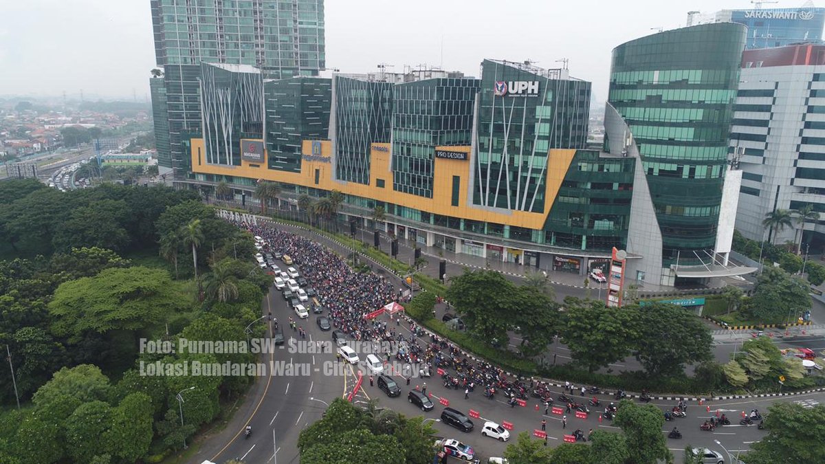 Kondisi hari pertama, Selasa (28/4), penerapan Pembatasan Sosial Berskala Besar (PSBB) di Checkpoint Bundaran Waru