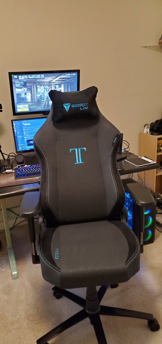 mechacrafter's tweet photo. So happy with my chair from #Secretlab https://t.co/j987lfThIC