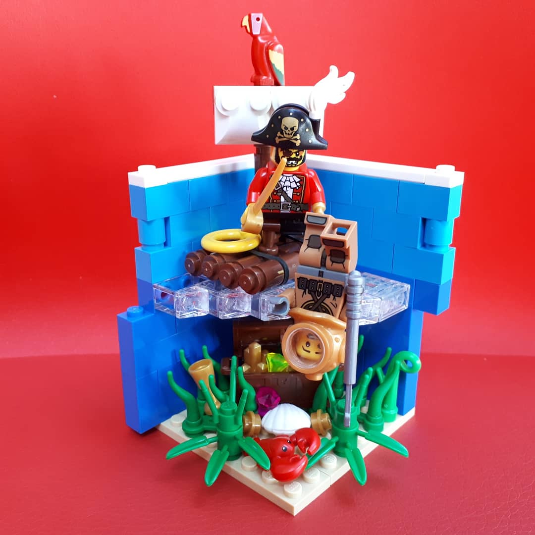 thebrickconsultant on X: Series 8 Pirate Captain and Diver. This is where  having a hook for a hand becomes pretty usefull. Aarrhh, now stop moaning  and tell me if you can see