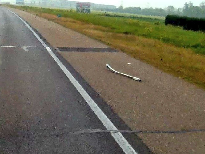 tonnieontour's tweet photo. ⚠️ 🗑️| Beste @RWSverkeersinfo, op de #a15 thv #slijk ewijk ligt een groot stuk ijzer op de vluchtstrook. Kunnen jullie hier iets mee? 📍A15 157.7re https://t.co/9E6R8rhItD