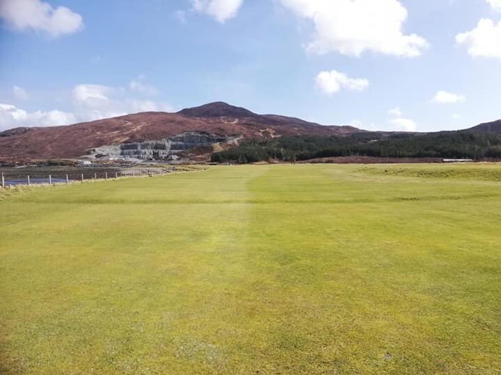FriendsIsle's tweet image. Hats off Tuesday at @IsleofSkyeGolf1 and hats off to the most important people around, your green-keeper.  Many thanks to @HgkJohnc for his hard work. Well done to all GKs @VisitScotland @golfhighland @BIGGALtd #lookinggoodatsconser