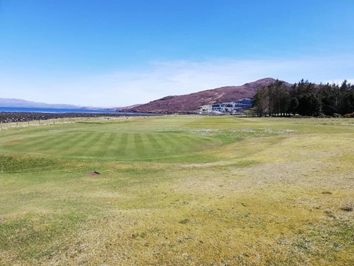 FriendsIsle's tweet image. Hats off Tuesday at @IsleofSkyeGolf1 and hats off to the most important people around, your green-keeper.  Many thanks to @HgkJohnc for his hard work. Well done to all GKs @VisitScotland @golfhighland @BIGGALtd #lookinggoodatsconser