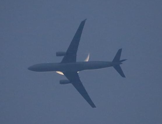 ajaykh23's tweet photo. Too late, Neha, the aircraft beat you to it!! π #everyonelovespizza #terraceclick #earlyeveningclick #whoatemycheese #earlybirdgetsthecheese #lastevening #airbusa330 #saudiasv761 #bigbirdinthesky https://t.co/7FMwYsbcrW