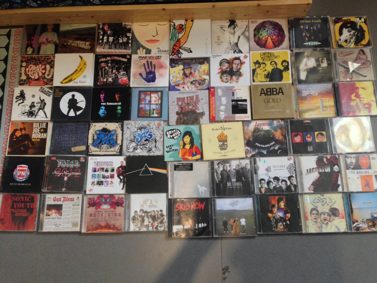 iankanlah's tweet photo. Halo, teman-teman. Saya menjual beberapa koleksi CD saya. Kondisinya masih sangat baik &amp; terawat. Semuanya saya jual di bawah 100ribu. Silakan, manteman. Nuhuuunn 😉🙏

Cc : KangOtz @midiahn 😁 https://t.co/B4YAjSgDmO