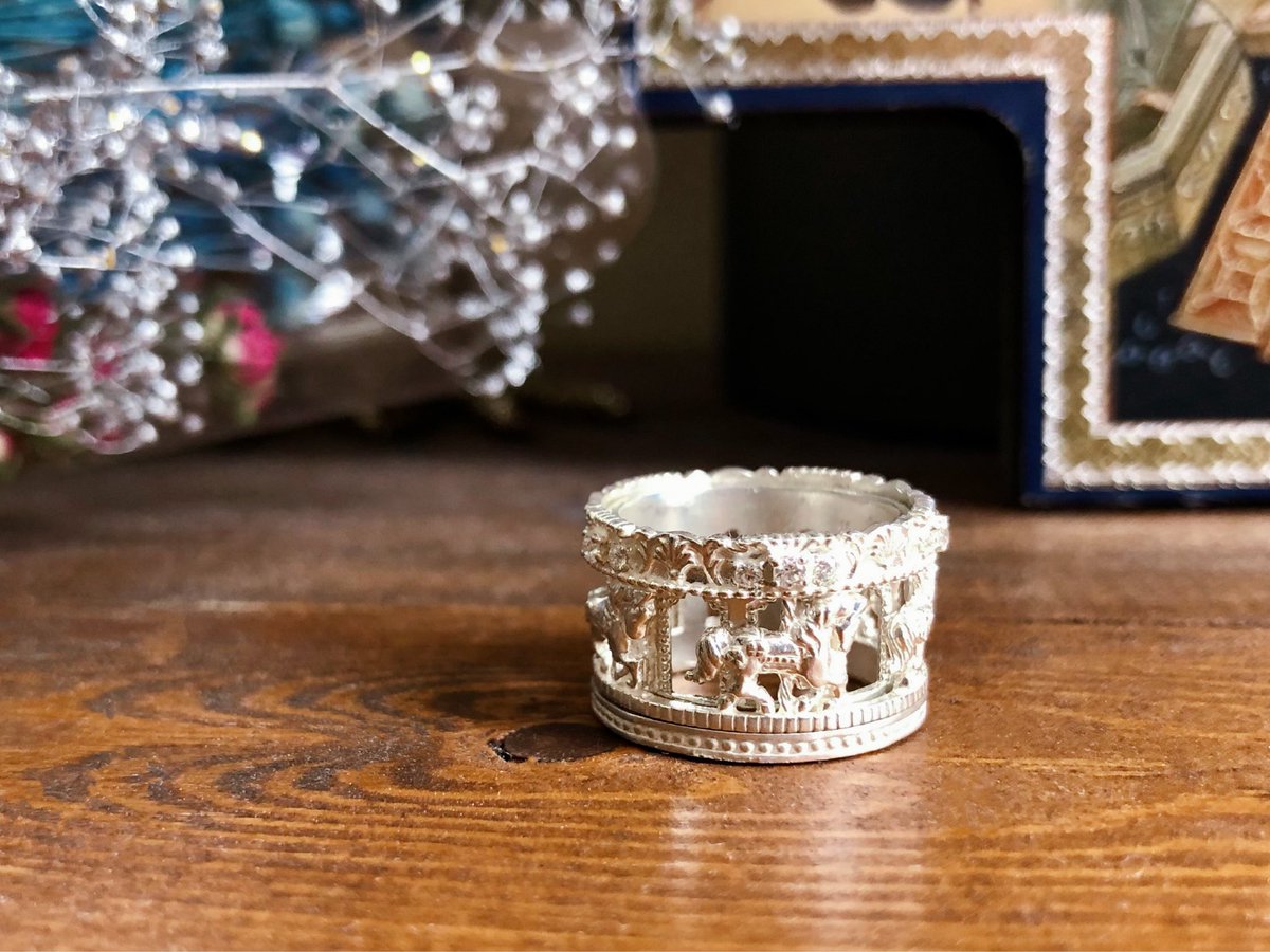 gisele_jewelry's tweet photo. 「小さい頃に憧れたキラキラかわいい世界」をテーマにジュエリーを作ってます。

3枚目は新作のカルーセルリング(試作品)です🎠
本物のメリーゴーランドのように馬が回転するギミック付き。
後日動画でもアップ予定です。

@Lupopo_cafe
いつもありがとうございます！ https://t.co/cAW8x6tt4R