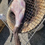 たぬきちの脚を焼いて食べちゃった投稿がやばいと話題に
