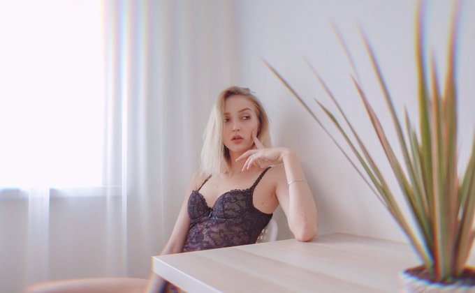 I want to go out and feel the spring.👗🌷🌱 #StayAtHome https://t.co/A6EJJMESjg<a href="/tag/stayathome"class="tags">#StayAtHome</a>