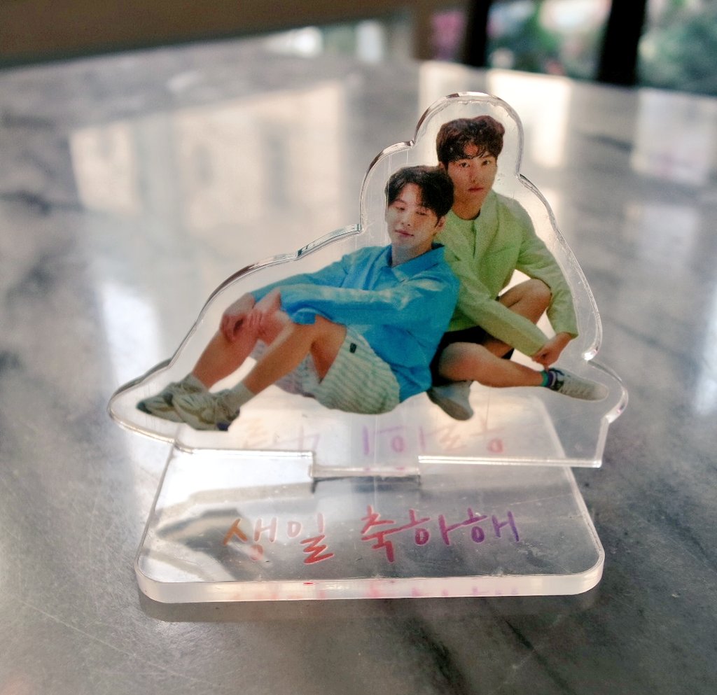 yuvin_diary's tweet photo. 4/27 (월) 일기
𝐎𝐮𝐫 𝐀𝐩𝐫𝐢𝐥 𝐊𝐨𝐨𝐤𝐡𝐞𝐨𝐧 𝐘𝐮𝐯𝐢𝐧 : 카페333
한쪽 벽면에 가득했던 비오브유가 좋았던 곳. 그리고..제 귀여운 뵤뷰 아크릴 스탠드 좀 보세요!!! 😆😆 너무 귀엽따!!
#송유빈 #김국헌
#Our_April_Kookheon_Yuvin
#우리의_4월_국헌아_유빈아_생일축하해 @AprilBOY_1528 https://t.co/Ea6YLKsSUj