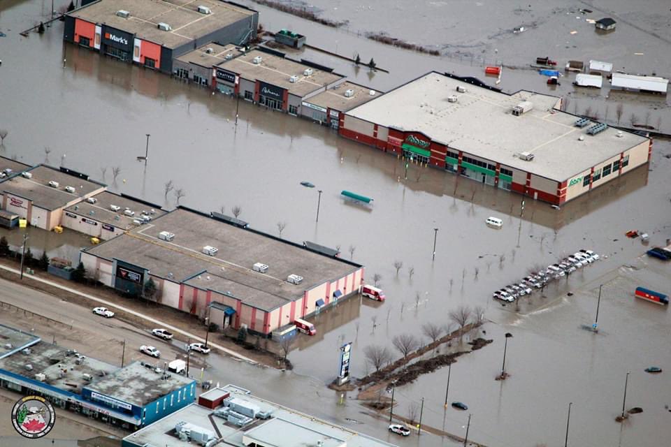 shorty_d43's tweet photo. @JustinTrudeau Fort McMurray is under water. The town is being evacuated and the ppl are working together to save the hospital. Where is our government during this time? Why aren’t you helping them? They need sandbags. #helpfortmcmurray #whereisourgovernment #Alberta #staystrong https://t.co/diBPlNOr3U