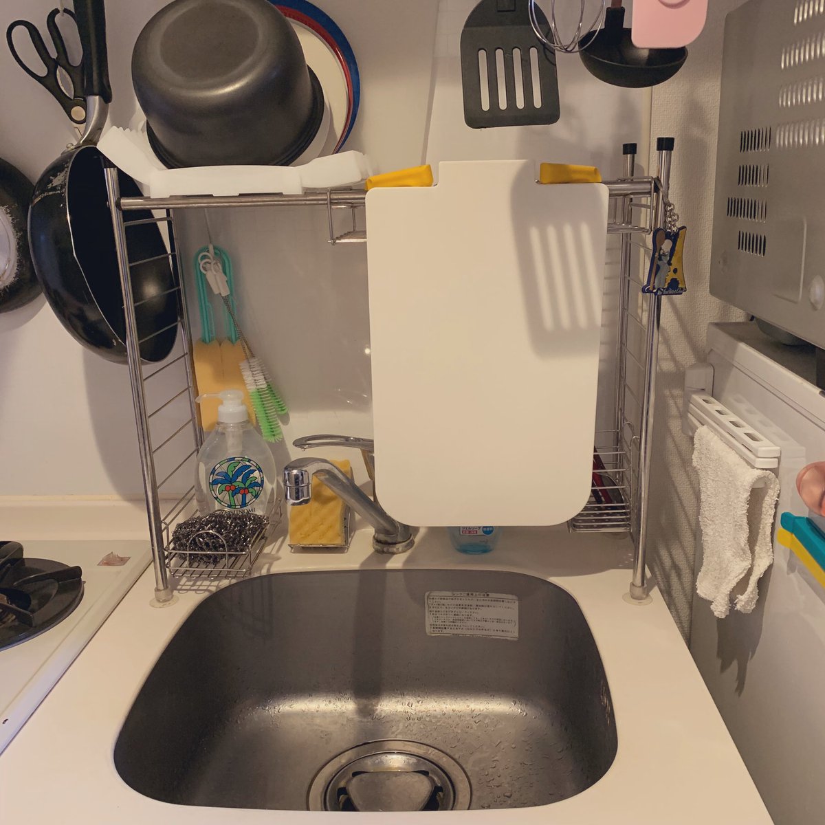 なぎさん この狭い狭いキッチンで 自立タイプのまな板の足部分に水が溜まってしまうの ちょっとした悩みだったんだけどこの画期的乾かし方発見してしまった