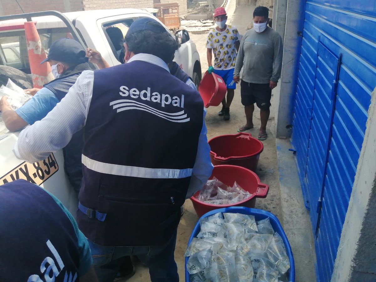 DialogoporAgua's tweet photo. @SedapalOficial a través del #EGSP entregó 500 L de agua potable envasada por @naval_peru, en la Asociación Biohuerta Cerro Verde, parte alta de Huaycán, en el distrito de Ate.
La actividad se realizó en coordinación con la Subprefectura
@viviendaperu @RodolfoYanezW @sunassperu https://t.co/NhPfKlMsWv