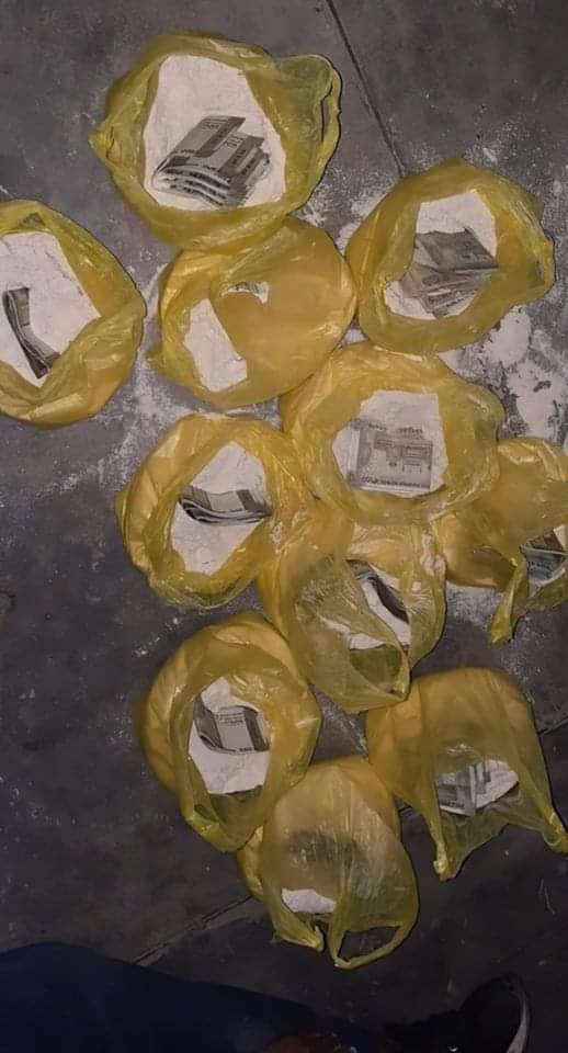 Энэтхэгийн жүжигчин Амир Хан,  Ядуу хүмүүст 1кг гурил өгчээ. Энэ нь ердөө 1кг гурил байсан тул олон хүн авах гэж ирсэнгүй.
Зөвхөн үнэхээр хэрэгцээтэй, идэх зүйлгүй хүмүүс л ирсэн байна.

Ууттай гурилан дотроос 15,000 рупий олжээ.Уг мөнгийг үнэхээр хэрэгтэй хүмүүс хүлээж авсан бн