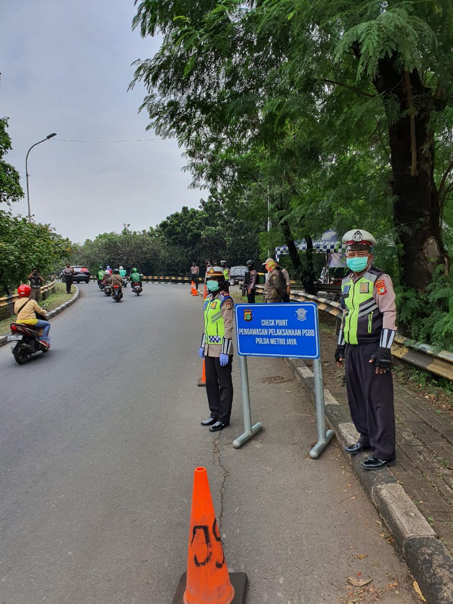 10.46 #Polri Dit Lantas gabung Brimob dan Dishub  melaksanakan giat PSBB di Check Point Jalan Layang UI Depok dengan memberikan himbuaan kepada pengendara.