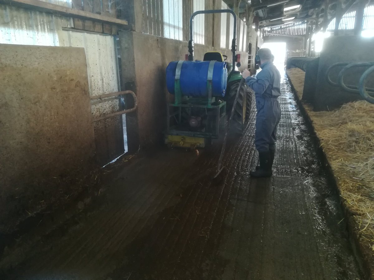 TBaumard's tweet photo. Ce matin on sacrifie les béton du bâtiment des vaches laitières pour améliorer leurs confort. Et oui le bien être de nos vaches est important pour faire du lait de qualité #producteurdelait, #ConfinementJour43, #OnVousNourrit https://t.co/WtIkHWnDYw
