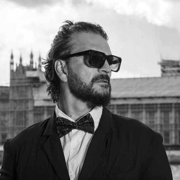 Arjoneando's tweet photo. "Yo soy un tipo acostumbrado al confinamiento, me jode que me haya sorprendido este encierro con dos discos ya hechos y 24 canciones producidas, por consecuencia me quedaron muy pocas ganas de seguir componiendo, aunque entiendo que este encierro era ideal para parir canciones". https://t.co/RbdTXrIggM