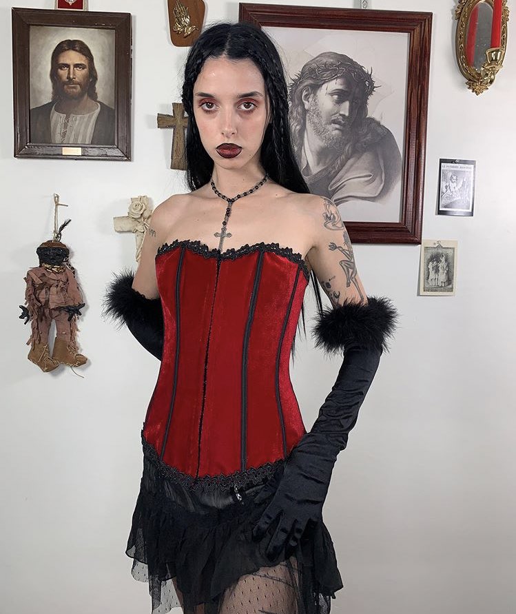 多眼 Angel Freakというゴシックブランドを展開している女性が全部手作り の上モデルも自分なんですが 個人的に大好きな顔なのでブランドのコルセットやデザイン含めてファンになりました 自撮りが上手い 後ろのキリストが何なのかは解りません