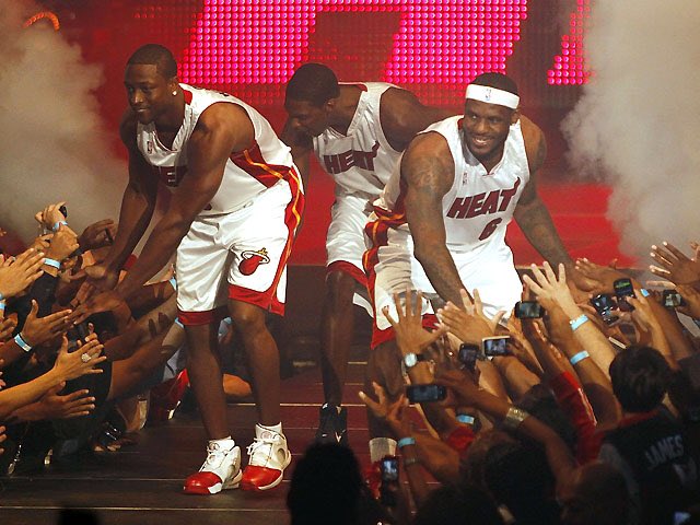 dwadeflopcity's tweet photo. @rantinglunatic_ @nedjo144 @FTFonFS1 @Chris_Broussard You’re right, this is much better
#notsix https://t.co/8f81zNitCP