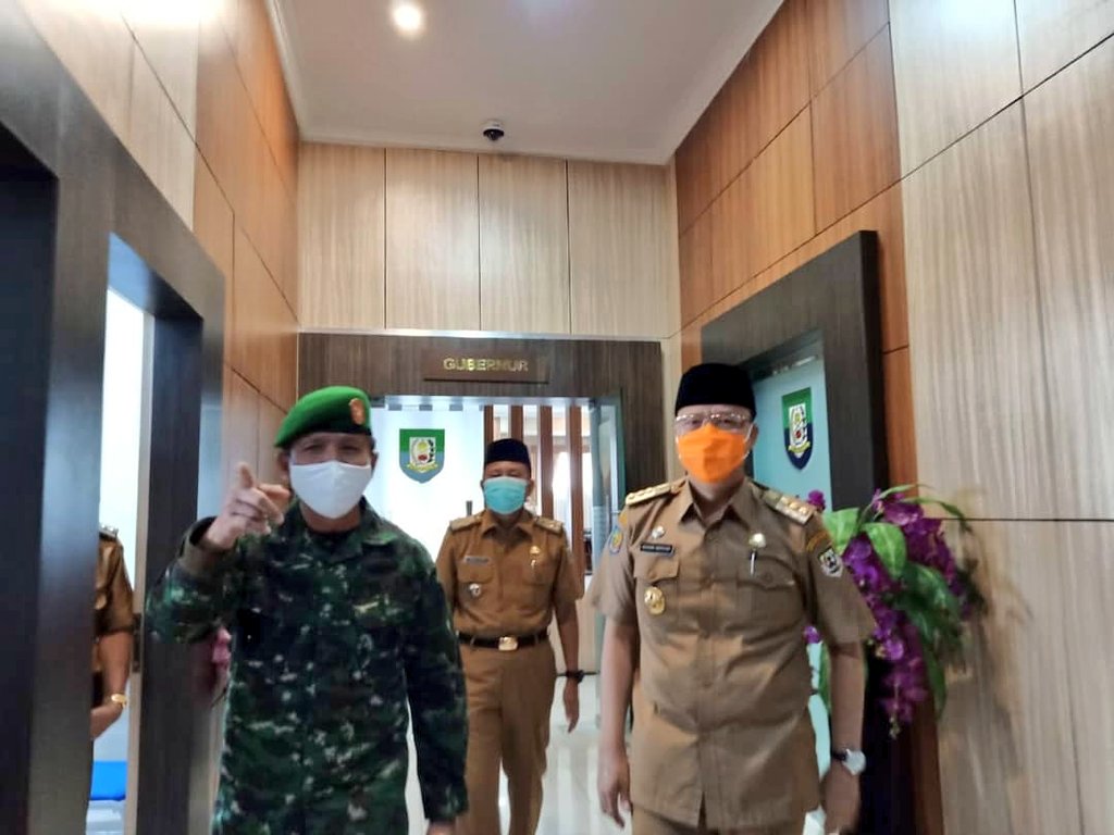 mediacenterBKL's tweet photo. Gubernur Bengkulu Rohidin Mersyah menerima kunjungan Danrem 041/Gamas Kolonel Kav. Yanuar Adil, Selasa (28/4).

Beberapa hal dibahas,  antara lain penanganan Covid19, mitigasi kebencanaan, program penguatan pangan dan pertanian, serta konektivitas dengan provinsi tetangga. https://t.co/SLbOFth0yM