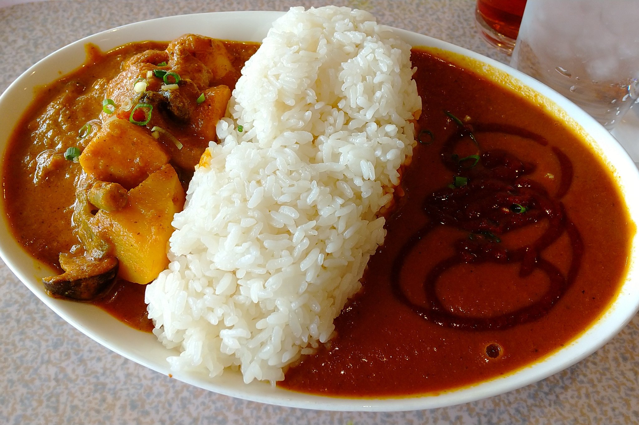 トトロンのほぼラーメン日記 ロイヤルカリー春日部店 スーパービバホーム春日部店 カレー２品 マトン 野菜 ごはん大盛 マトンは辛口で 生姜が効かせてあり 日本のカレーぽい味わい 野菜は大ぶりにカットされた野菜がたっぷり こちらはインドっぽい