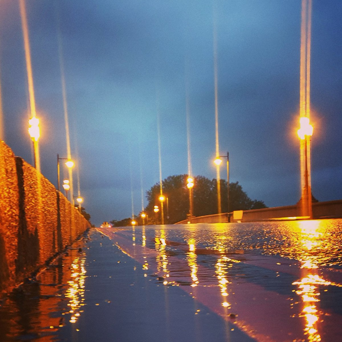 Edgebound's tweet image. Now this is more like what we expect in April... 🌧. Although it is good to see Kew Bridge empty for once 👍👍
#aprilshowers #britishweather #raining #kewbridge #wet #aprilweather #rain #road #englishweather #emptystreets #emptyroad #stayhome #stayathome