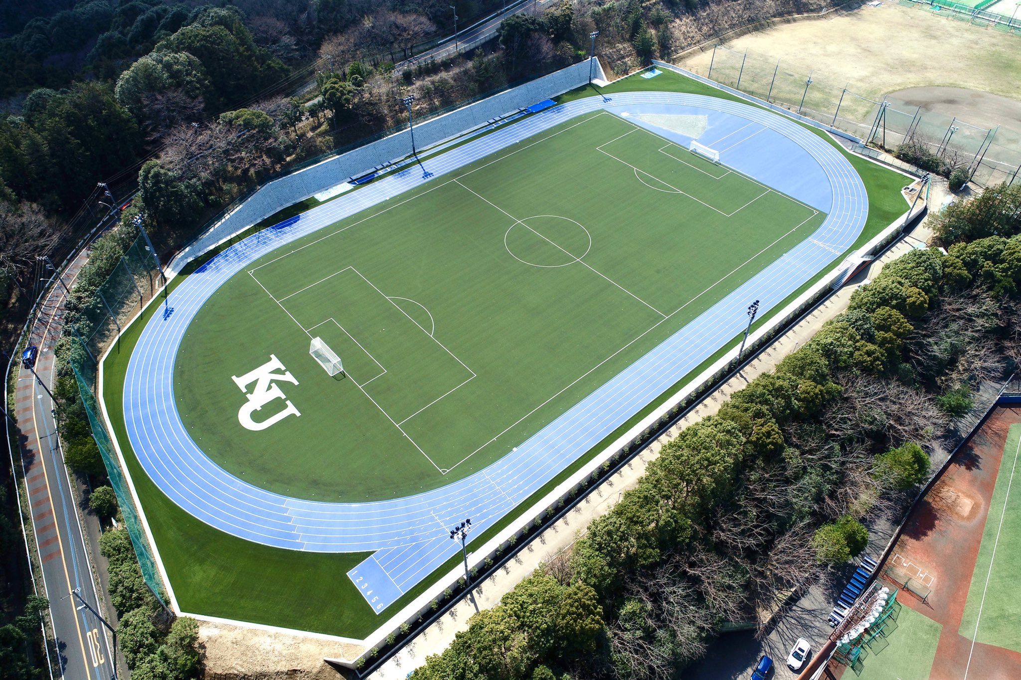 神奈川大学 公式 中山キャンパス総合グラウンド 19年4月より着工していた 中山キャンパス総合グラウンド整備工事 について 第一期工事が年3月末に完了しました インフィールド人工芝内にはkuロゴマークも設置 T Co Ttyufp2hie 神奈川大学 公式 中山キャンパス総合グラウンド 19年4月より着工していた 中山キャンパス総合グラウンド整備工事 について 第一期工事が年3月末に完了しました インフィールド人工芝内にはkuロゴマークも設置 T Co Ttyufp2hie