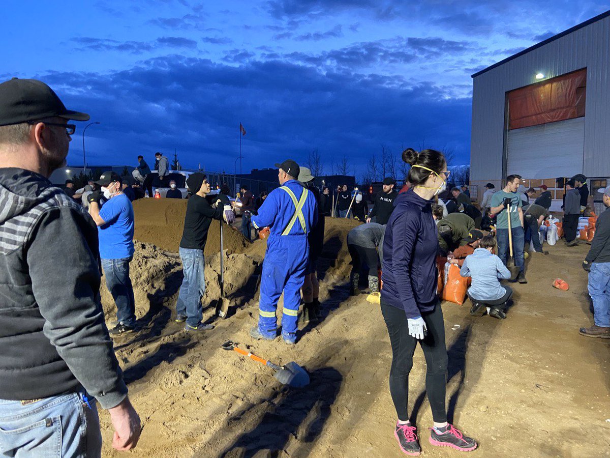 shaunnaidoo13's tweet image. @chipps95 @MarionN2012 Doing our part this evening to help by filling sandbags. Even Mason handing out ties to everyone to tie bags. #ymmstrong #FortMacStrong #FortMcMurray #flood2020