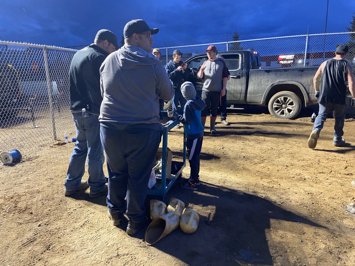 shaunnaidoo13's tweet image. @chipps95 @MarionN2012 Doing our part this evening to help by filling sandbags. Even Mason handing out ties to everyone to tie bags. #ymmstrong #FortMacStrong #FortMcMurray #flood2020