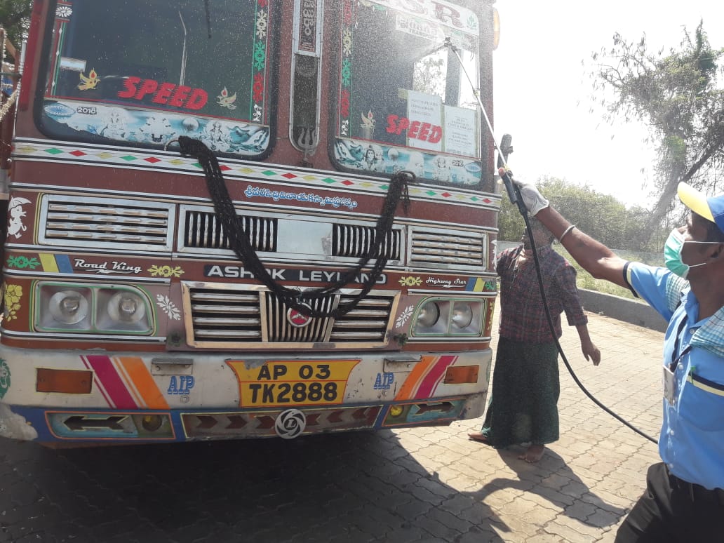 bpcretraipur's tweet photo. Sanitization of vehicles coming for fuelling at ROs of Raipur Territory. @BPCLimited @rakeshsinhabpc @AbhijitPanari https://t.co/qtMaDof4t3