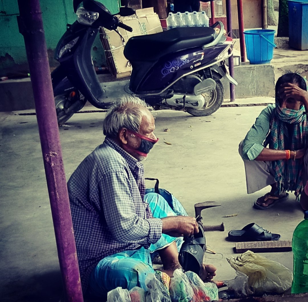 vpandey_jeee's tweet photo. कोरोना का ख़ौफ़ और ज़िंदगी की जरूरतें,
इस जागरूकता और जिम्मेदारी को सलाम है।
#corona #virus #IndiaFightsCorona #needyinneed https://t.co/ge1c3KdDmt