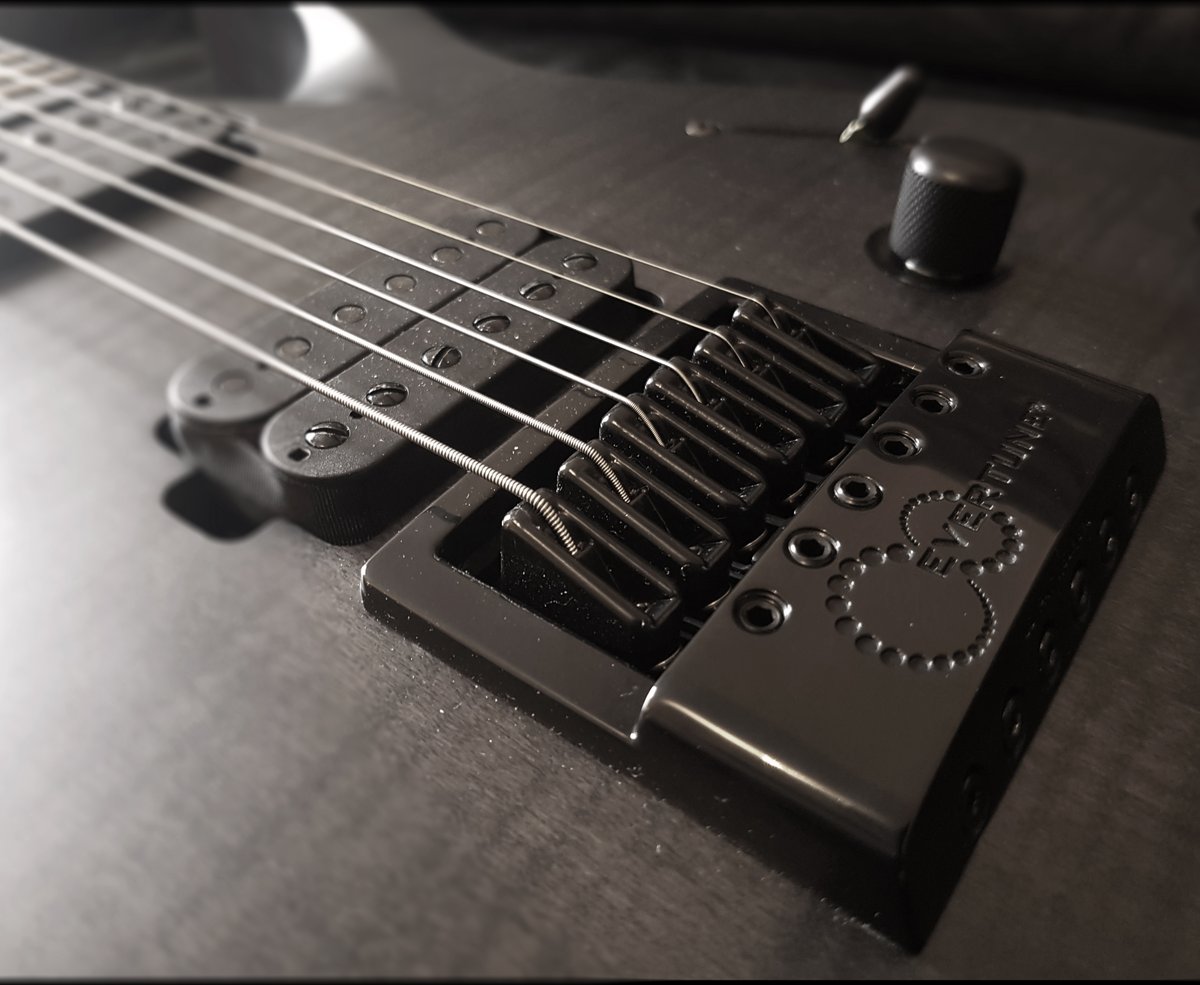 Beautiful new @solarguitars at Slab Sound | <a href="/evertune/">Ever Tune</a> bridge + #duncansolarpickups
.
#guitar #guitartone #solar #solarguitars #olaenglund #evertune #evertunebridge #slabsoundstudio #recordingstudio #recording #studio #producer #musicproducer #soundengineer #metal