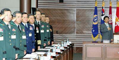 2005년 오늘(4월28일) 노무현 대통령은 군 수뇌부, 주요 지휘관 및 참모들이 참석한 가운데 국방부 업무보고 자리에서 “우리 군이 선진 정예강군으로 가기 위해서는 군 구조를 양적 구조에서 질적 구조로 개편해야 한다”고 강조했다.