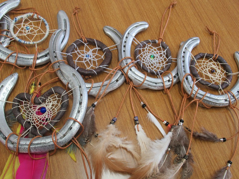 社会福祉法人ハッピーネット 公式 鶴ヶ島ゆめの園 です ご注文を頂いていた ドリームキャッチャー ですが 大好評に付き 材料が間に合わずお待たせしております 申し訳ありません 先日北海道より蹄鉄が到着いたしました 一生懸命磨いて編んでおります