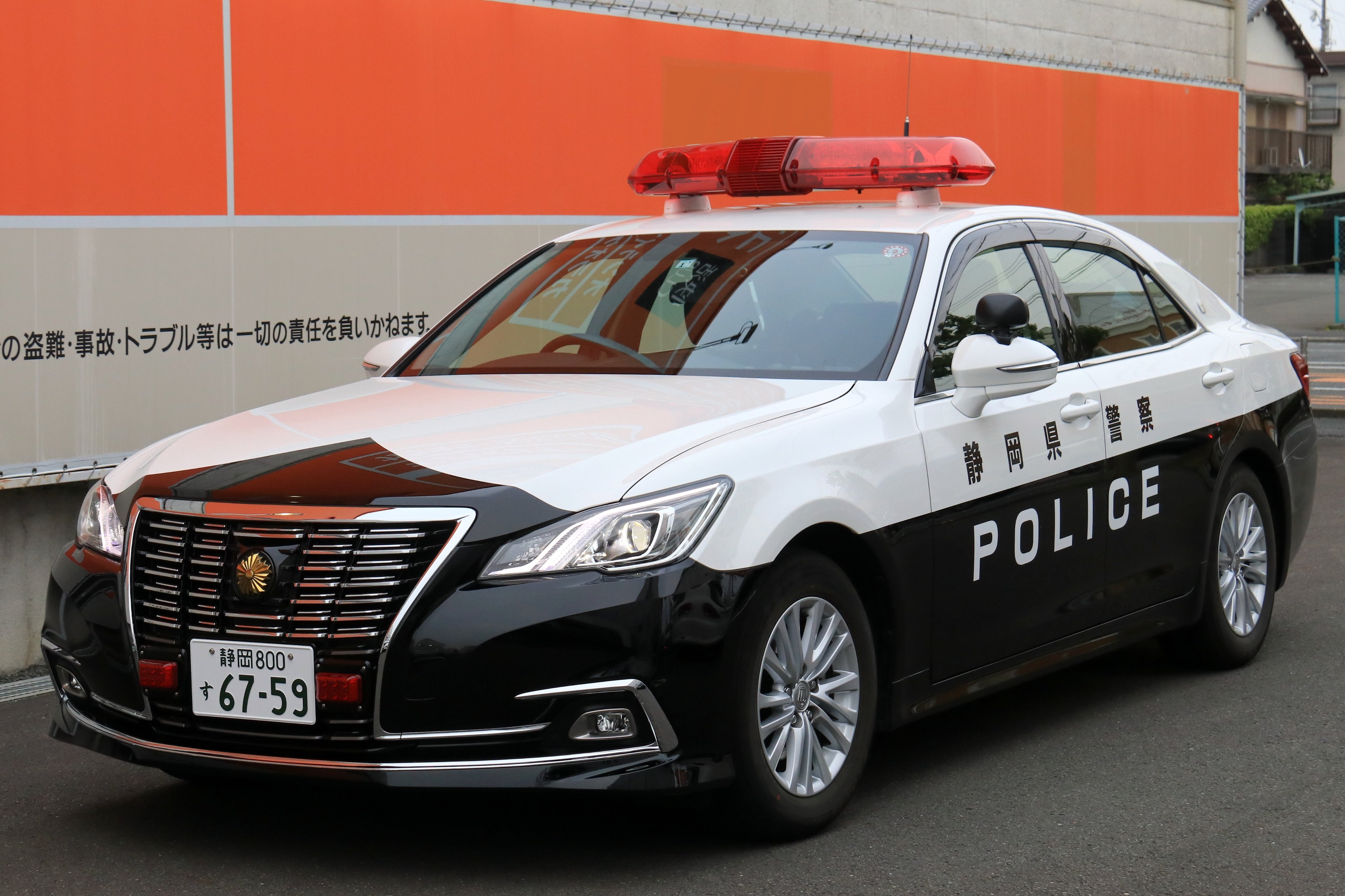 ヱ Pa Twitter 静岡県警察 静岡南警察署 210系クラウン無線警ら車 令和元年度に県費導入された無線警ら車 県内では初登場となる昇降機非搭載の210系クラウン警らパトカーで 2台導入されています T Co 8w5ksf3t4h Twitter
