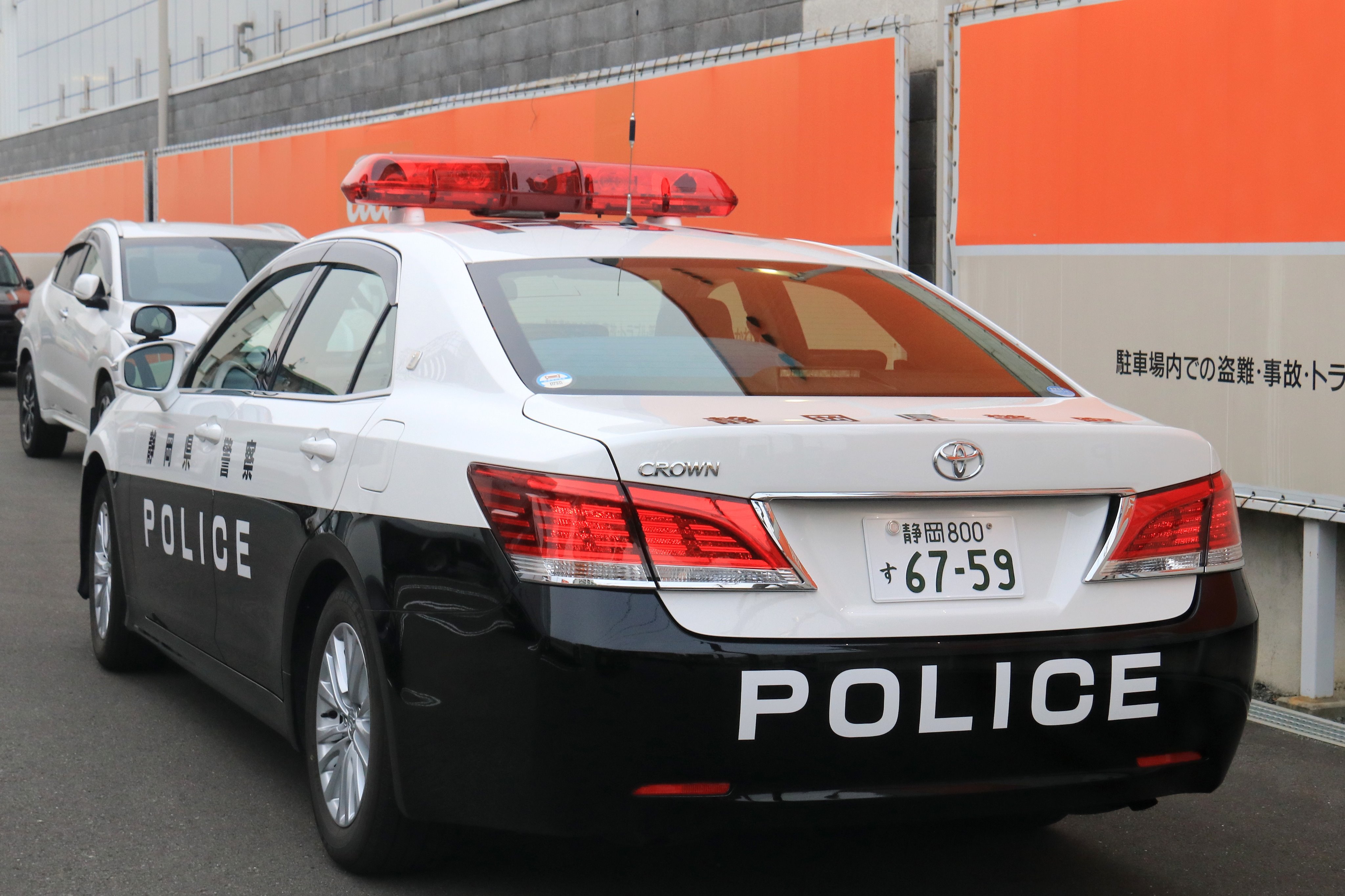 ヱ Pa Twitter 静岡県警察 静岡南警察署 210系クラウン無線警ら車 令和元年度に県費導入された無線警ら車 県内では初登場となる昇降機非搭載の210系クラウン警らパトカーで 2台導入されています T Co 8w5ksf3t4h Twitter