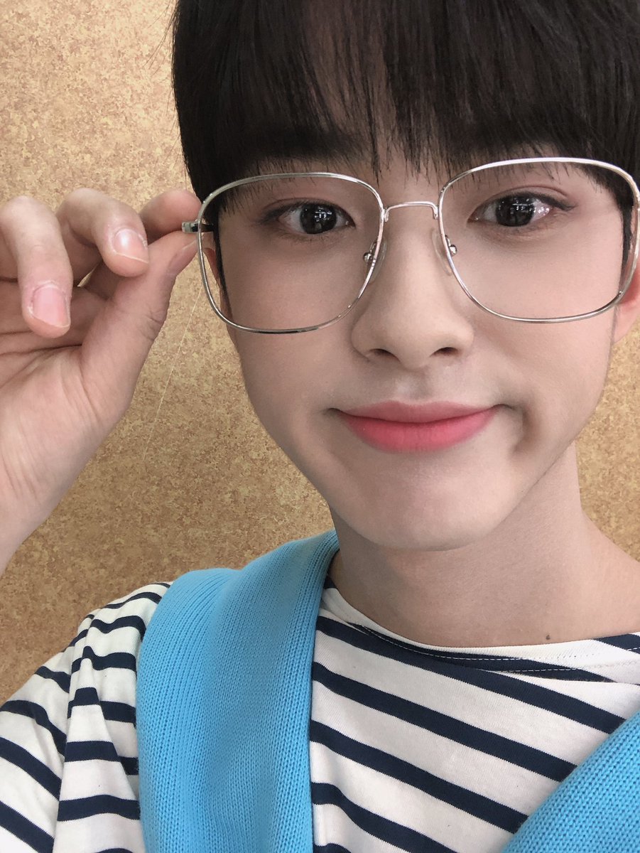 minkyu_0312's tweet photo. [💌PHOTO]
안경 쓴 밍규는
귀여움🌸
사랑스러움 그 자체🌸

#김민규 #민규 #KIMMINKYU
#더쇼 #THESHOW #밍쇼 https://t.co/V2awVZc1fV