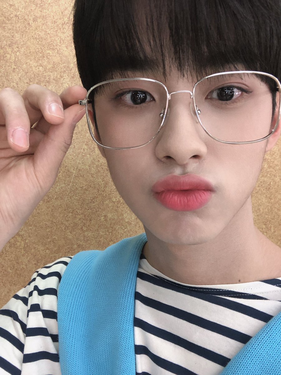 minkyu_0312's tweet photo. [💌PHOTO]
안경 쓴 밍규는
귀여움🌸
사랑스러움 그 자체🌸

#김민규 #민규 #KIMMINKYU
#더쇼 #THESHOW #밍쇼 https://t.co/V2awVZc1fV