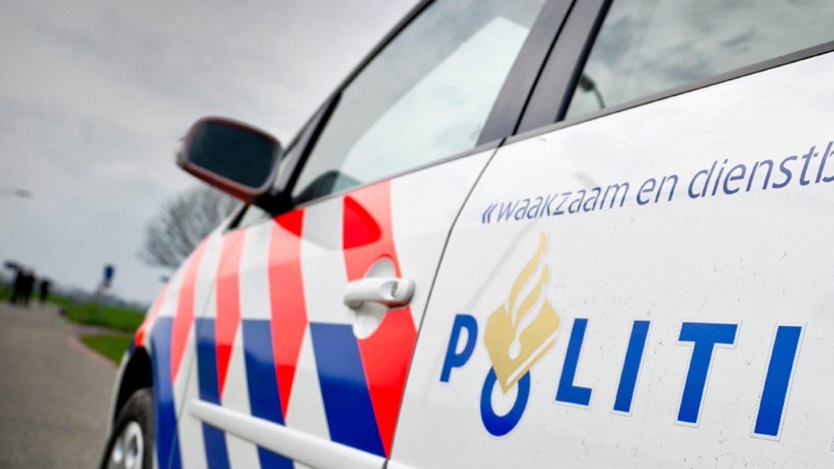 De politie is op zoek naar een wielrenner die op Koningsdag in Rosmalen een vrouw in het gezicht heeft gespuugd..