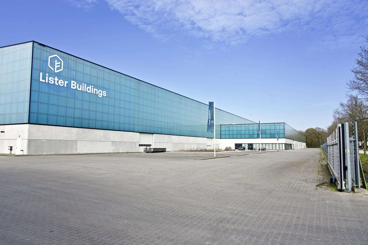 Trots! Sinds vorige week staat het logo van Lister Buildings op de gevel van onze fabriek aan de Peelterbaan in Weert.