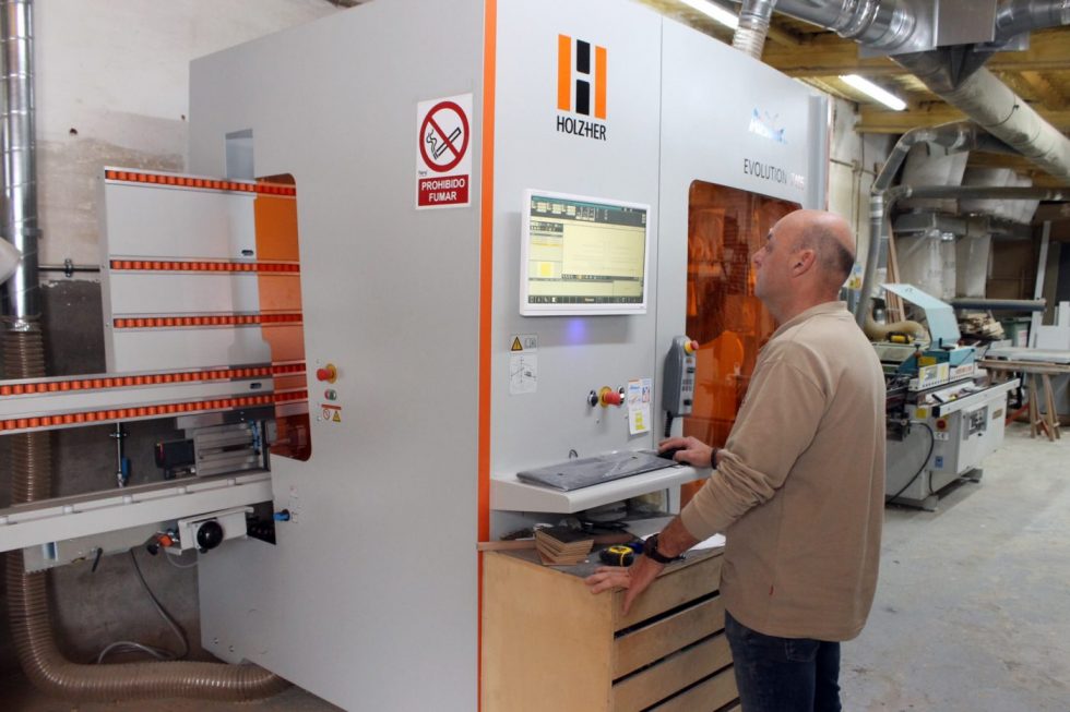 AIRMATIC_Madera's tweet photo. Fustería GALAMBA agiliza y rentabiliza sus obras con el CNC Evolution 7405 de Holz-Her GmbH

“Nuestra ventaja competitiva reside en el conocimiento y la capacidad de fabricar a medida lo que otros ofrecen en serie" - Artículo completo en https://t.co/8Ms0m8DlWk vía @MDRsostenible https://t.co/EcTAOOOEdD