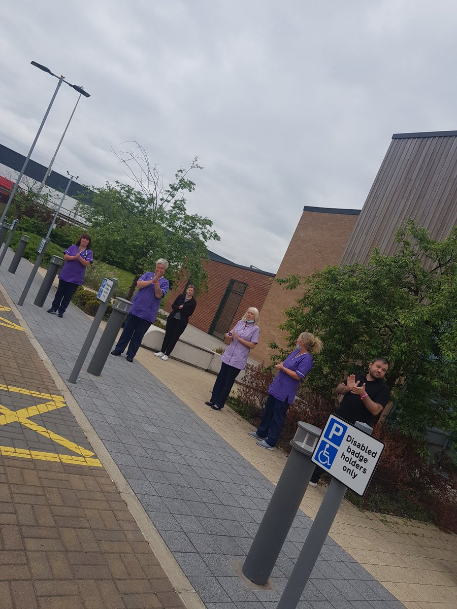 today at 11am Atherleigh Park staff came together to observe a minutes silence and time for reflection followed by 👏👏👏👏 in memory of lost lives to COVID-19 #IWMD20 #teamwigan