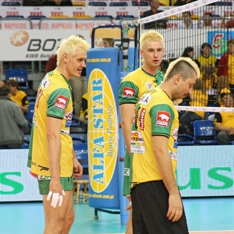 Kolejna perełka w ramach "Sportowej SIŁY w pomocy"! Na facebook.com/groups/2083887… można już licytować koszulkę <a href="/JakubBednaruk/">Jakub Bednaruk</a> z <a href="/KlubJW/">JSW Jastrzębski Węgiel</a> z autografami legendarnej drużyny ;) <a href="/PlinaPlinski/">Daniel Pliński</a> @PlusLiga20lat <a href="/Mielewski/">Jerzy Mielewski</a> <a href="/MartiLepa/">Marcin Lepa</a> <a href="/KamilSkladowski/">Kamil Skladowski</a> <a href="/ZelekZyzynski/">Żelisław Żyżyński</a> <a href="/MagieraMarek/">Marek Magiera</a> <a href="/a_brzozowski/">Adrian Brzozowski</a>