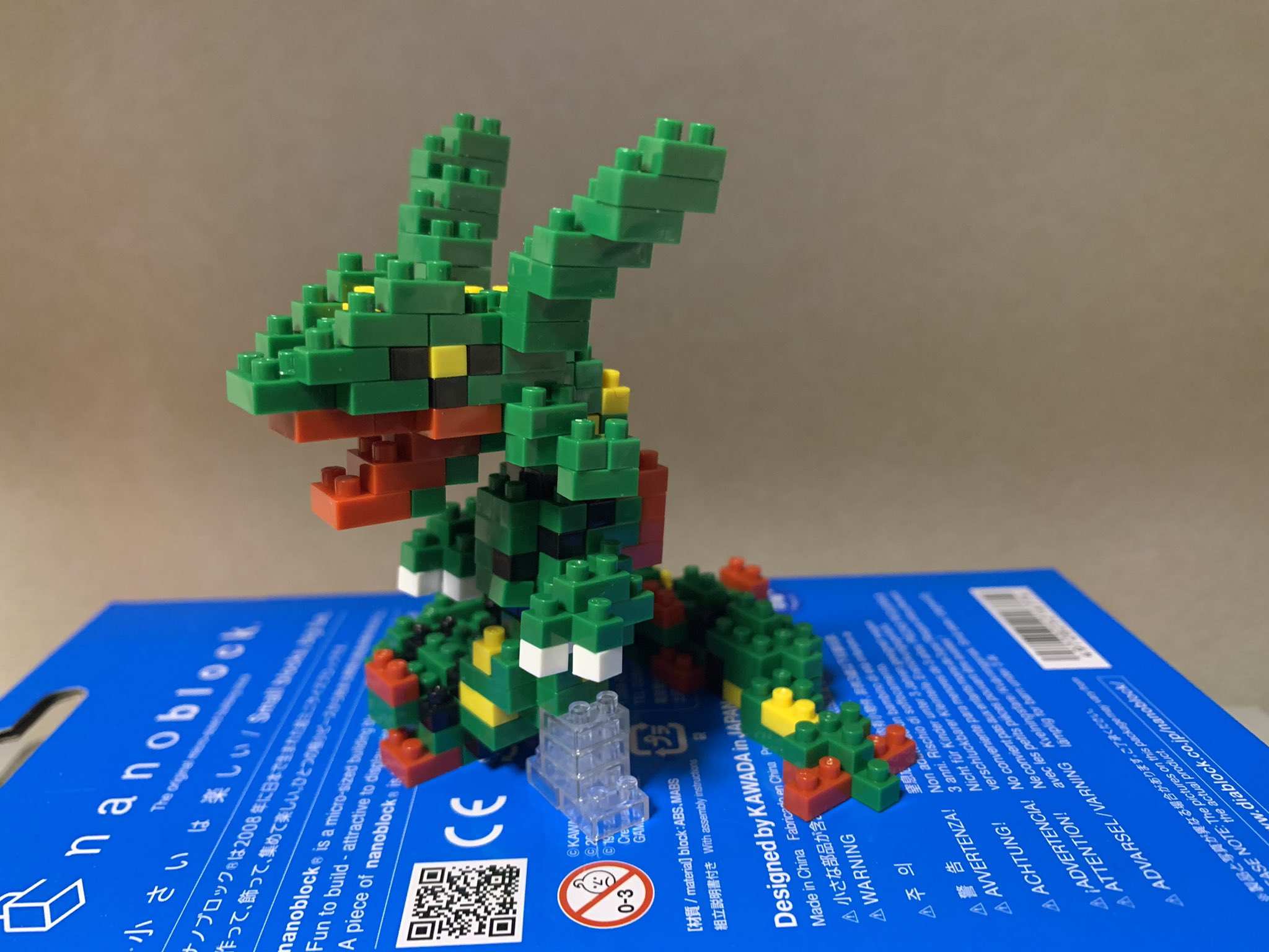 竹沢 ダダ兄 ナノブロックポケモンレックウザです 難易度3ブロック数240 我慢出来ず作ってしまった 思い付きで色違いの黒いレックウザも作りましたよ 他のの伝説と並べると壮観です うーん良いね ナノブロック ポケモン レックウザ T