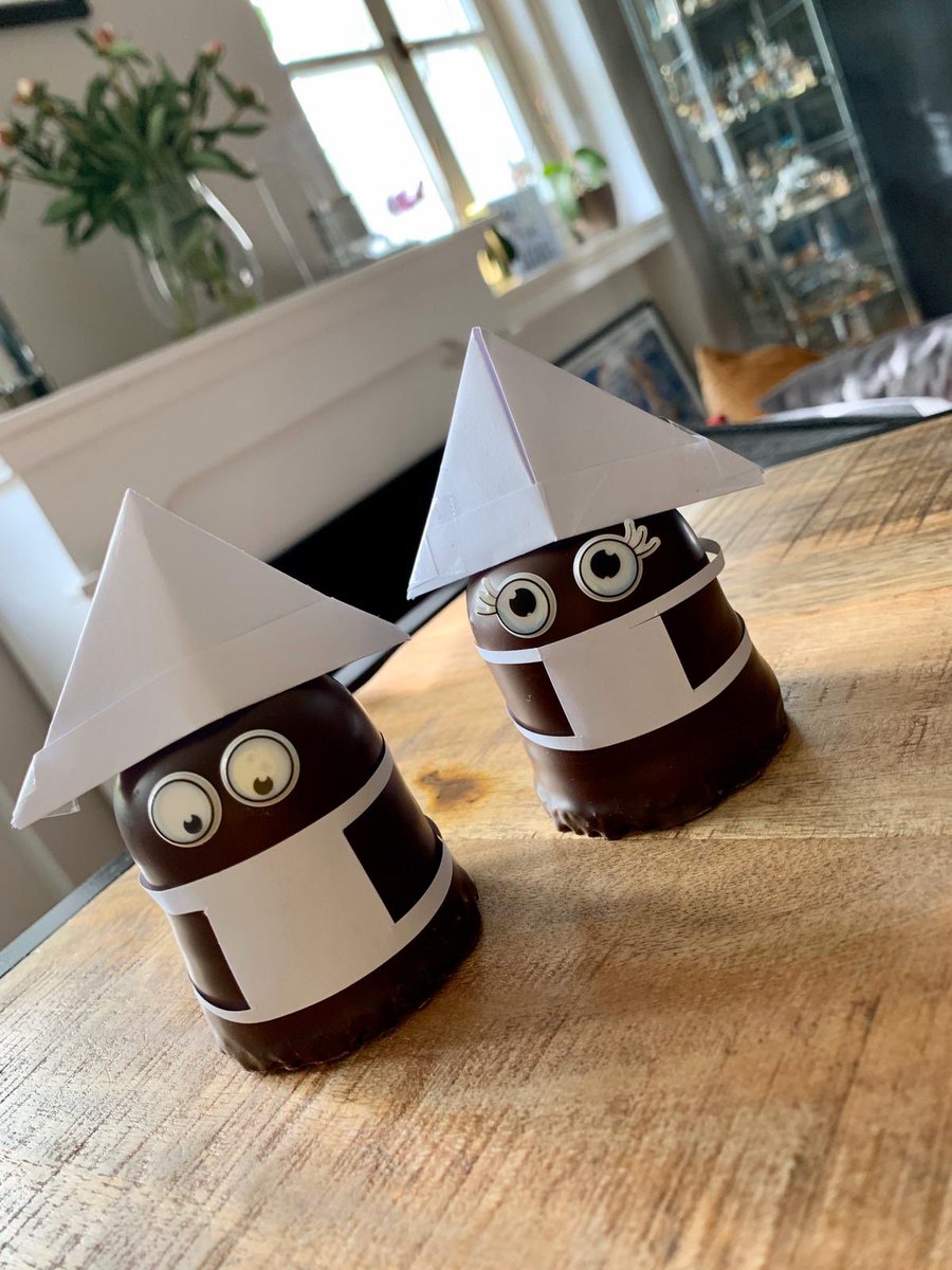 Woche 7 Homeoffice. Immer noch seltsam Präsentationen vor einem Publikum zu halten, das man nicht sehen kann.  Da geht die  Kreativität mit einem durch und et voila vier Augen, in die ich schauen kann. #homeoffice #COVID19 #wirbleibenzuhause  <a href="/SkyMediaDE/">Sky Media</a>