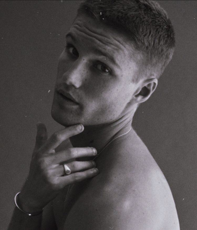 rpwitheze's tweet image. 𝐄                 ꒱࿐ ⟣ ˚.*ೃ
𝐙             
 𝐄               𝗅𝗂𝖿𝖾 𝖾𝗇𝗍𝗁𝗎𝗌𝗂𝖺𝗍,
𝐂              𝖼𝗈𝗈𝗄, 𝗀𝖾𝗇𝗍𝗅𝖾. ₁₈₊.
 𝐇              𝗌𝗐𝗂𝗍𝖼𝗁, 𝗉𝖺𝗇.
𝐈     
𝐄                       ♥︎ ∕ ↺
 𝐋

⠀⠀ ⠀ ⠀