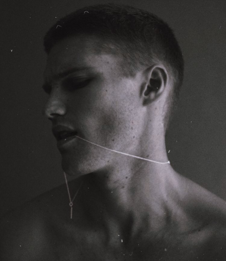 rpwitheze's tweet image. 𝐄                 ꒱࿐ ⟣ ˚.*ೃ
𝐙             
 𝐄               𝗅𝗂𝖿𝖾 𝖾𝗇𝗍𝗁𝗎𝗌𝗂𝖺𝗍,
𝐂              𝖼𝗈𝗈𝗄, 𝗀𝖾𝗇𝗍𝗅𝖾. ₁₈₊.
 𝐇              𝗌𝗐𝗂𝗍𝖼𝗁, 𝗉𝖺𝗇.
𝐈     
𝐄                       ♥︎ ∕ ↺
 𝐋

⠀⠀ ⠀ ⠀