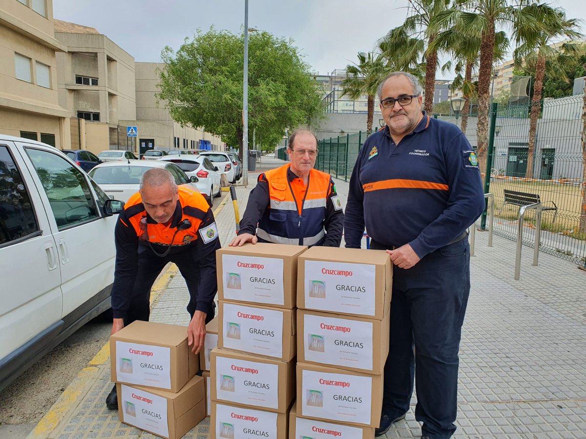 FCruzcampo's tweet photo. Ayer hicimos entrega de 360 pantallas de protección facial a 
@Cadiz_es , que las distribuirá entre su personal y voluntarios de Servicios Sociales y Protección Civil. #EstamosConVosotros

👉https://t.co/JiTWnRrjwh https://t.co/HU63YsSDFW