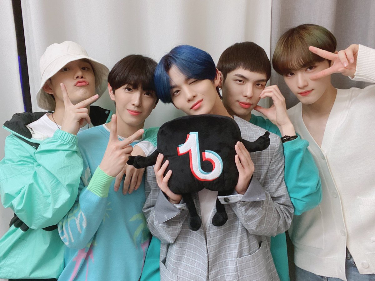 CIX_Official's tweet photo. CIX의 첫 틱톡 라이브 즐겁게 보셨나요 픽스들~?!😊
오늘 틱톡 라이브 함께해주셔서 감사합니다❤️
앞으로도 틱톡에서 활약할 CIX 많이많이기대해주세요😄

#CIX #씨아이엑스 #BX #승훈 #배진영 #용희 #현석 https://t.co/TeUNIqK1sD